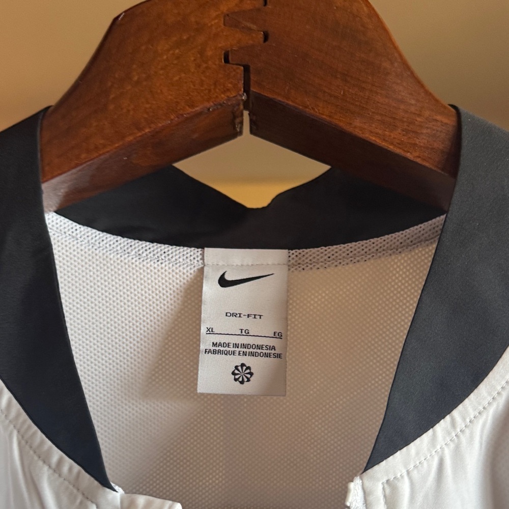 Nike Men's White and Black Windbreaker - Picture 2 of 8